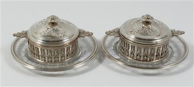 2 französische Glasdeckeldosen mit Silbermontierungen und Silberdeckel, - Summer-auction
