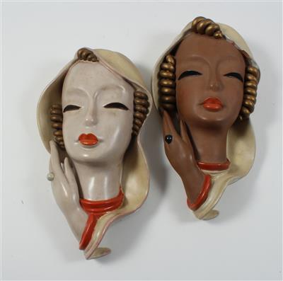 2 Wandmasken "Araberin" (Frauenkopf mit Hand, Ring und Kopftuch), Fa. Goldscheider, - Sommerauktion - Antiquitäten