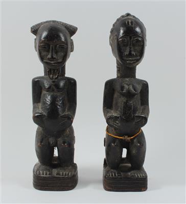 Afrika, Elfenbeinküste, Stamm: Baule: Ein Paar sitzende Figuren, 'Asie usu' genannt, männlich und weiblich. - Asta estiva