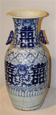 Blau-weiße Vase - Letní aukce