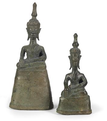 Konvolut (2 Stücke), Laos: Zwei Buddha-Figuren aus Bronze, auf mitgegossenen Sockeln sitzend. - Summer-auction