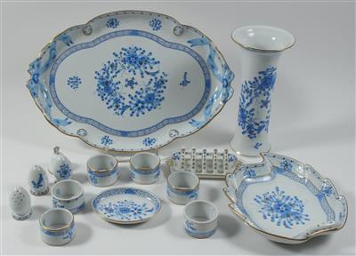 1 ovales Tablett, 6 Serviettenringe, 3 Streuer,1 Toastständer, 1 Blattschale, 1 Tischglocke, 1 Vase, 1 Ascher - Sommerauktion - Antiquitäten