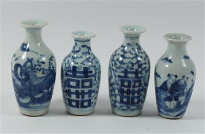 4 blau-weiße Vasen - Sommerauktion - Antiquitäten
