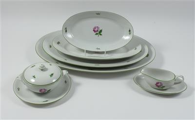 4 ovale Platten, 1 Saucengießer mit Untersatz, 1 Sauciere mit Deckel und Untersatz, - Sommerauktion - Antiquitäten