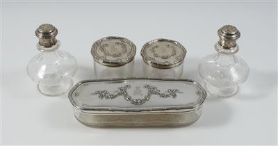 5 teilige Toilette Garnitur aus Glas mit Silbermontierungen bzw. Deckeln von J. C. Klinkosch, - Sommerauktion - Antiquitäten