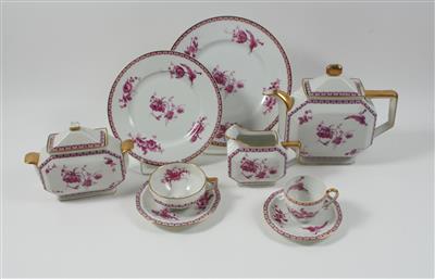 Speise- und Tee- und Mokkaserviceteile: - Sommerauktion - Antiquitäten