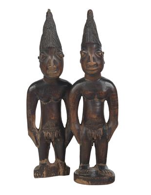 Yoruba, Nigeria: Ein Paar männliche Zwillings-Figuren 'Ibeji' (2 Stücke). Stil: Stadt Kisi, Provinz Oyo. - Sommerauktion - Antiquitäten