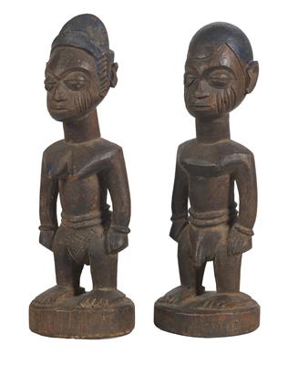 Yoruba, Nigeria: Ein Paar Zwillings-Figuren 'Ibeji' (2 Stücke), weiblich und männlich. Stil: Ekiti. - Sommerauktion - Antiquitäten