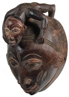 Yoruba, Nigeria: Eine Aufsatz-Maske vom Typ 'Gelede', mit einer mitgeschnitzten, männlichen Figur. - Sommerauktion - Antiquitäten