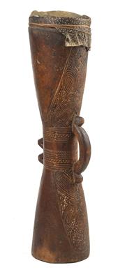 Neuguinea, Sepik, Gebiet um Wewak: Eine Sanduhr-Trommel 'Kundu' mit typischem Relief-Dekor. - Asta estiva