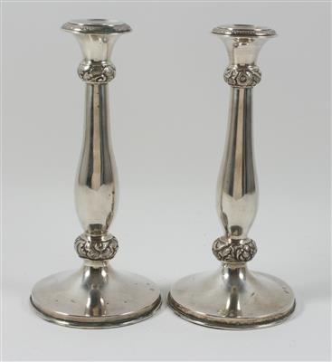 Paar Wiener Silber Kerzenleuchter von 1846 und 1847, - Asta estiva