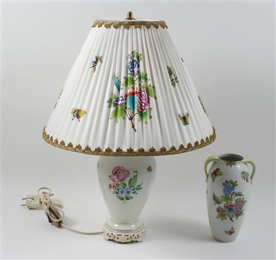 Tischlampe mit originalem Lampenschirm sowie Vase mit 2 Henkeln, - Summer-auction