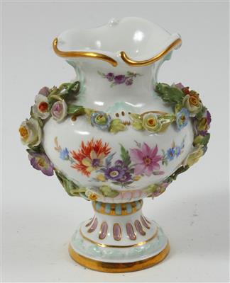 Kleine Vase mit plastischen Blüten, - Antiques