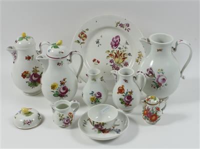 3 Kannen, 2 Deckeln, 3 kleine Kannen, 1 Deckel, 1 Koppchen, 5 Tassen, 6 Untertassen, 1 Teller, 1 Vase - Antiques