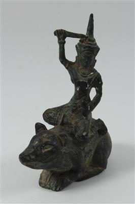 Männliche Figur mit Dolch auf Ratte(?), - Antiquitäten