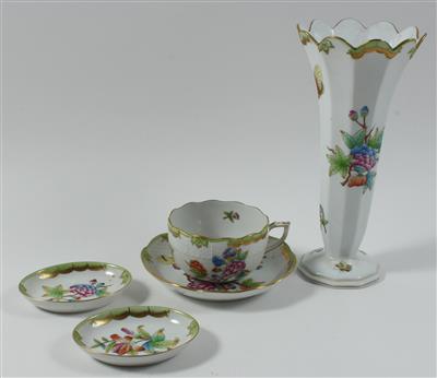 6 Teetassen mit Untertassen, 2 ovale Schälchen, 1 Fußvase - Antiques