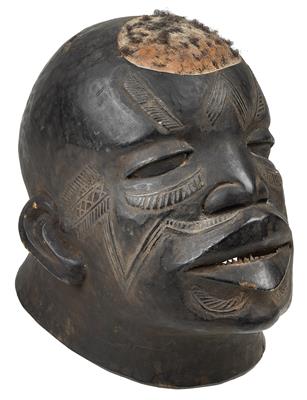 Makonde, Tansania, Mosambik: Eine typische Helm-Maske 'Lipiko', schwarz gefärbt. - Tribal Art