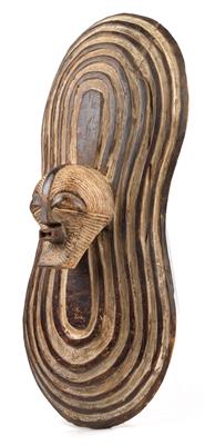 Songye, Dem. Rep. Kongo: Ein seltener Repräsentations- oder Geschenk-Schild aus Holz, mit einer 'Kifwebe-Maske'. - Mimoevropské a domorodé umění