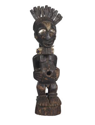 Songye, DR Kongo: Eine alte, männliche Kraft-Figur 'Nkisi', mit Metall-Dekor. Stil: Belande oder Kalebwe. - Tribal Art