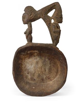 Yoruba, Nigeria: Eine seltene Opferschale für den Kult des Gottes Eshu, der am Griff der Schale dargestellt ist. - Mimoevropské a domorodé umění