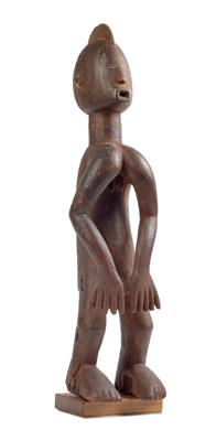 Chamba, Nigeria: Eine seltene, große, weibliche Figur der Chamba, mit alter, krustig-glänzender Patina. - Tribal Art