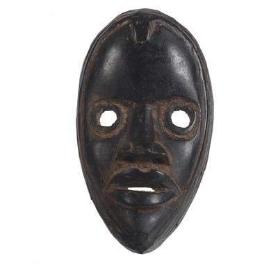 Dan-Diomande, Elfenbeinküste, Liberia: Eine 'Feuerläufer-Maske', auch 'Zakpäi-Maske' genannt, mit runden Augen. - Antiques