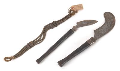 Konvolut (3 Stücke): Mangbetu, Momvu, Wagenia; DR Kongo: Zwei Arbeits-Messer und ein Gürtel. - Antiques
