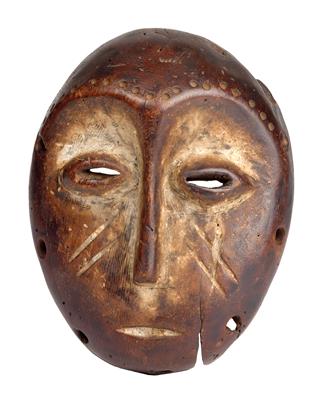 Lega, DR Kongo: Eine relativ große Maske vom Typ 'Lukwakongo' (Ausweis-Maske), mit alter Gebrauchs-Patina. - Antiquariato