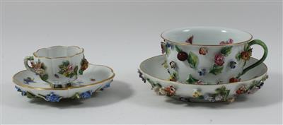 1 Mokkatasse mit Untertasse, 1 Teetasse mit Untertasse, - Antiquariato