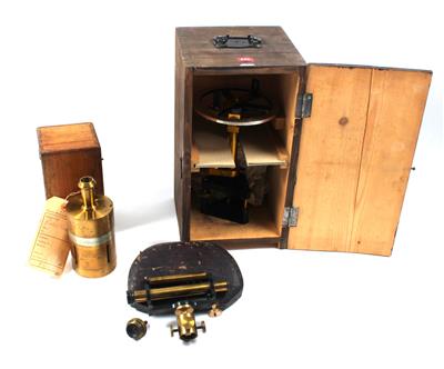 Drei Vermessungsinstrumente - Uhren und historische wissenschaftliche Instrumente und Modelle