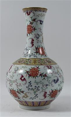 Famille rose Vase, China, unterglasurblaue Marke Qianlong, 20. Jh., - Asiatika und islamische Kunst