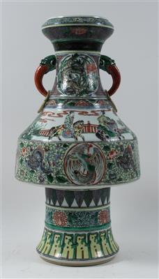 Famille verte Vase, China, unterglasurblaue Sechszeichen Marke Xuande, 19./20. Jh., - Antiques