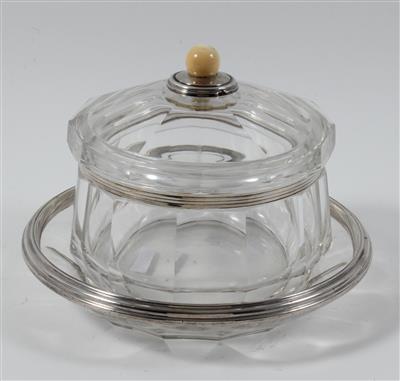 Französisches Glas Deckelgefäß mit Silbermontierungen und Unterteller, - Antiques