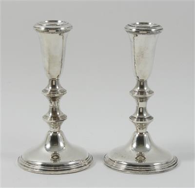 Paar Silber Kerzenleuchter, - Ausgewählte Silberobjekte