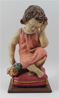 Sitzendes Kind auf Polster, Holz Skulptur um 1900, - Starožitnosti