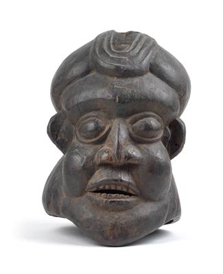 Kamerun-Grasland, Stammes-Stil: Bamenda, Babanki oder Kom (Bekom): Eine alte Aufsatz-Maske vom Typ 'Ngoin'. - Tribal Art