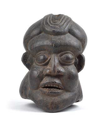 Kamerun-Grasland, Stammes-Stil: Bamenda, Babanki oder Kom (Bekom): Eine alte Aufsatz-Maske vom Typ 'Ngoin'. - Antiques