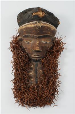 Pende, DR Kongo: Eine typische Maske der West-Pende, die einen alten, weisen Mann mit Bart darstellt. - Starožitnosti