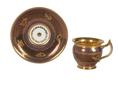 Tasse und Untertasse mit "Brombeer-Lüster", - Weißes Gold – Erlesenes aus Porzellan