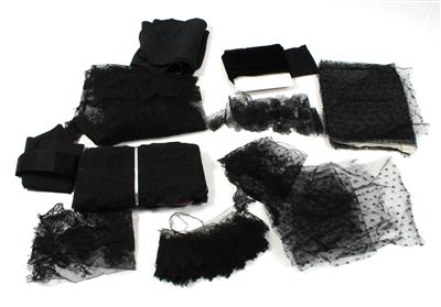 Konvolut schwarzer Spitzen und Teile von Kleidungsstücken, - Antiques
