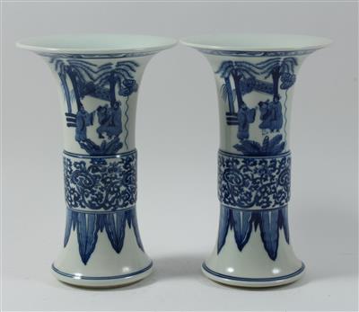 1 Paar blau-weiße Vasen, - Antiquariato