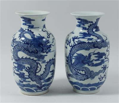 2 blau-weiße Vasen, - Antiques