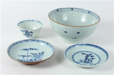 1 blau-weiße Schale, 1 Teeschälchen, 2 Untersetzer von der Nanking Cargo, China, 18. Jh., - Antiquitäten