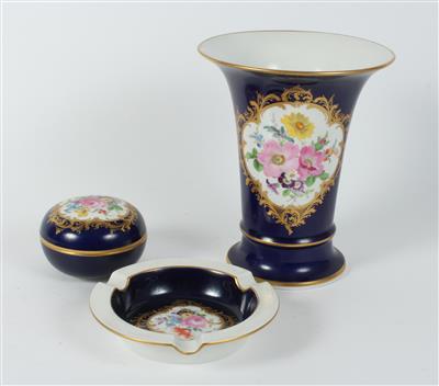 Vase, Deckeldose und Ascher, - Antiquitäten