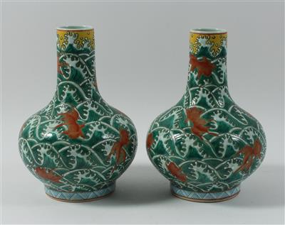 1 Paar Vasen, China, unterglasurblaue Qianlong Marke, neuzeitlich, - Umění a starožitnosti