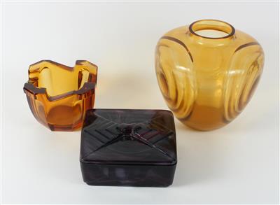 Deckeldose und zwei Vasen, - Saisoneröffnung - Antiquitäten
