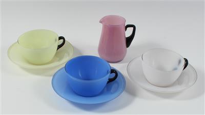 Drei Tassen mit Untertassen und Milchkännchen, - Saisoneröffnung - Antiquitäten