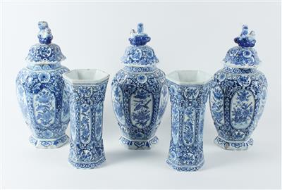 Fünfteilige Delfter Vasengarnitur, - Saisoneröffnung - Antiquitäten