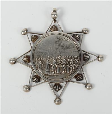Silber Tauftaler mit Darstellung einer Taufe vor dem Wiener Stephansdom, - Saisoneröffnung - Antiquitäten