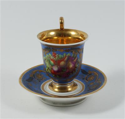 Tasse mit Früchtemalerei und Untertasse, - Arte e antiquariato